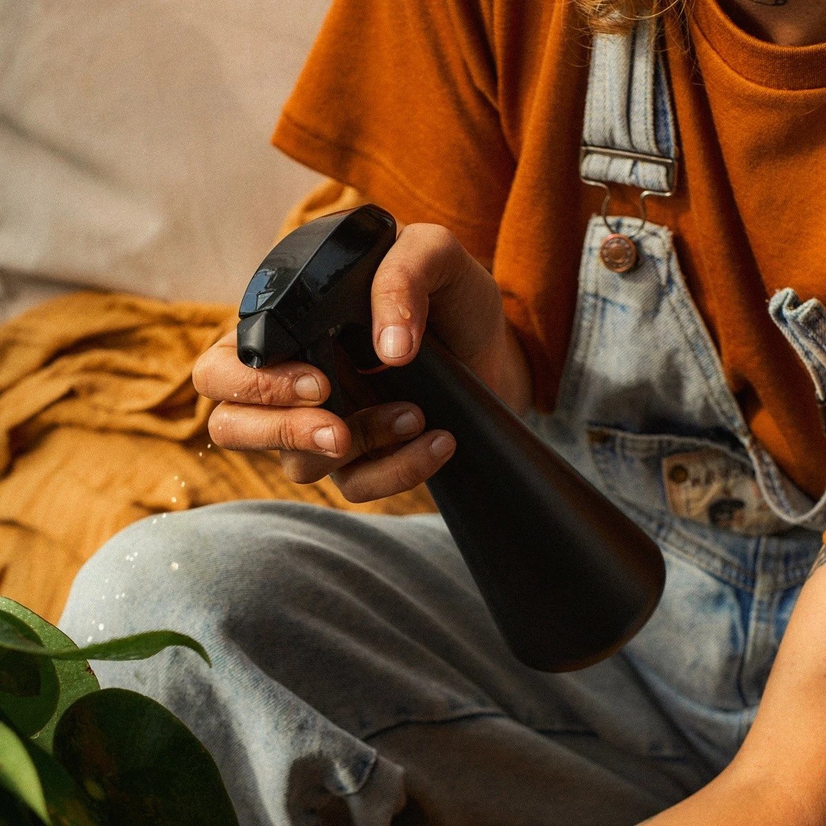 Spërkatës për bimë, Fiskars 1071306, trup rezinë me 30% plastikë të ricikluar, bllokim grykë, i lehtë, e zezë