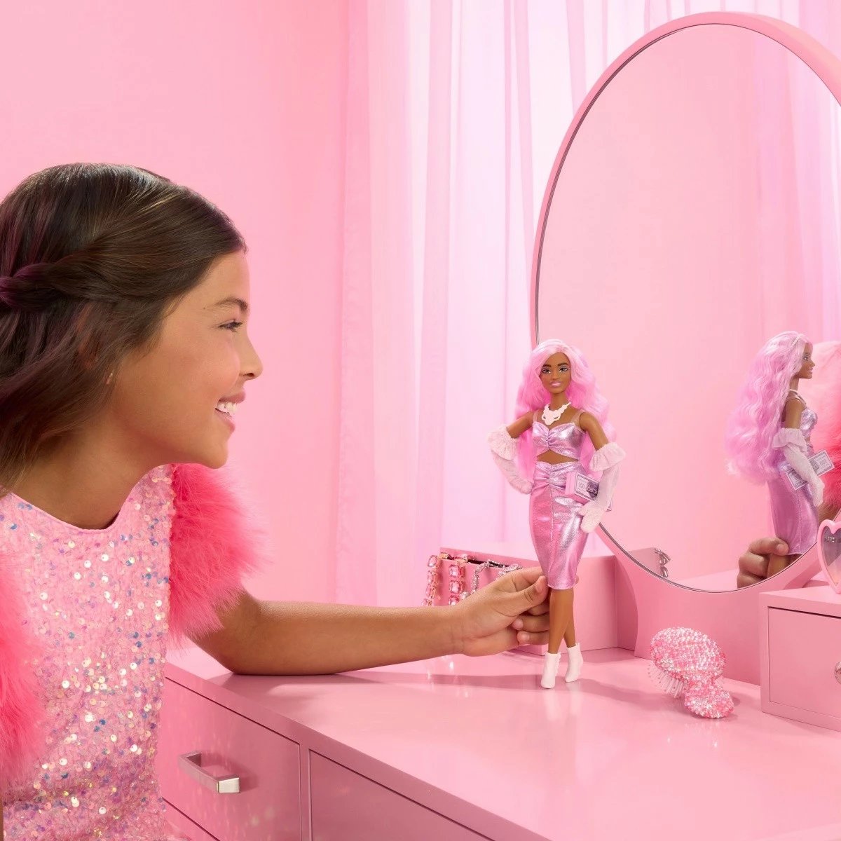 Kukull Barbie Mattel Deluxe Style HYV25 me fustan metalik rozë