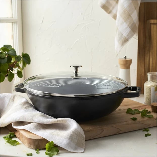 Wok me kapak qelqi STAUB, 30 cm, i rrumbullakët, i zi, prej gize