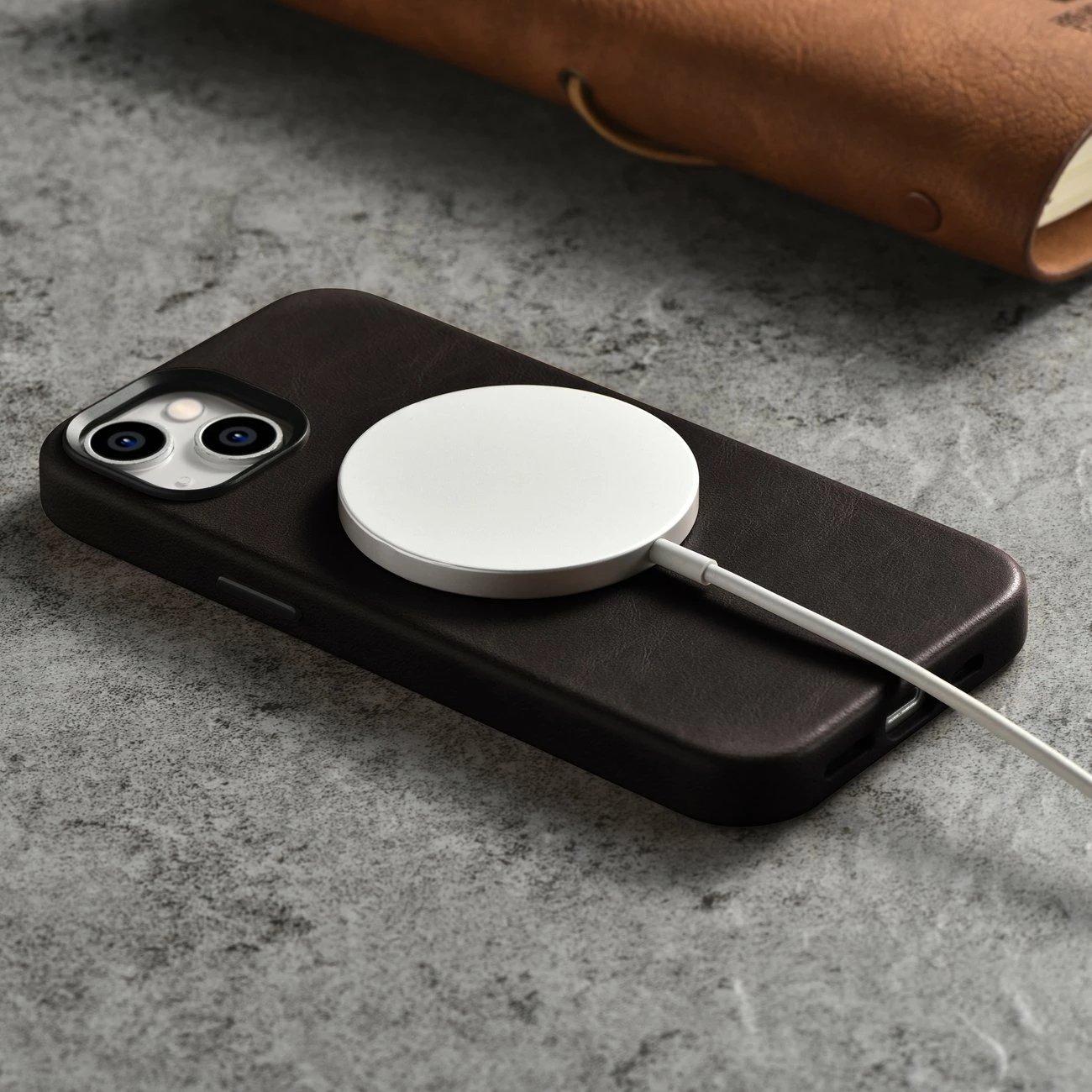 Mbështjellës iCarer Oil Wax Premium Leather me MagSafe për iPhone 14, Kafe