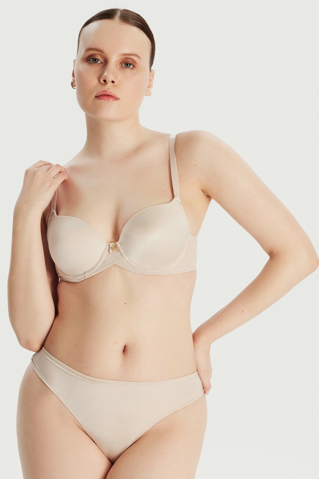 Sytjena Jumeon, i butë, ngjyrë bezhë