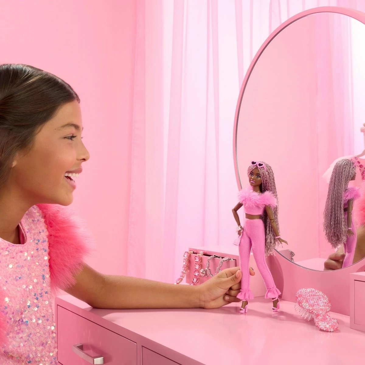Kukull Barbie Mattel Deluxe Style HYV28 me gërsheta, set 4 pjesësh, Rozë