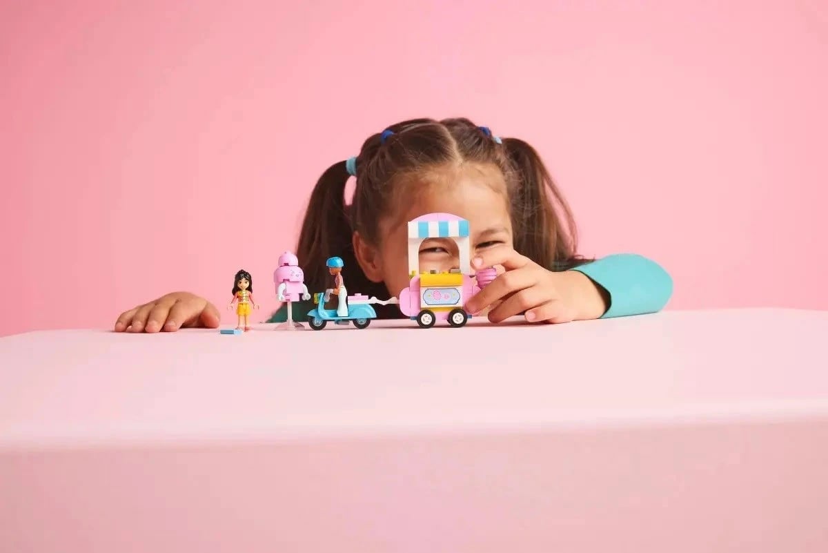 Lodra LEGO Friends 42643, Stenda e Sheqerit të Mbështjellë dhe Skuter, Rozë Lodra LEGO Friends 42643, Stenda e Sheqerit të Mbështjellë dhe Skuter, Rozë