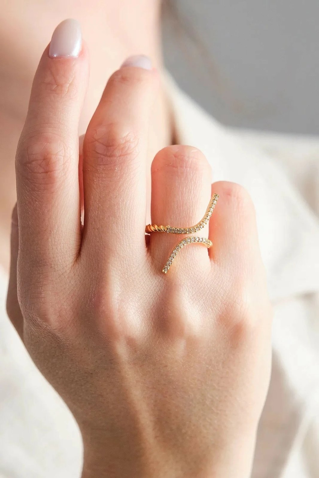 Unazë e artë me zirkon, Jumeon