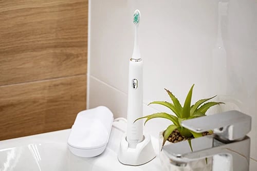 Furçë dhëmbësh sonike, Adler CR 2173, 48,000 vpm, 3 moda, IPX7, 180 min bateri, e bardhë, set me 2 koka + kuti udhëtimi