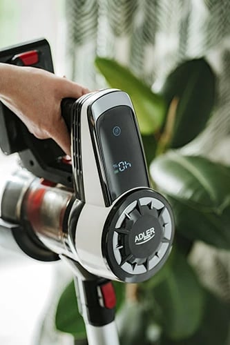 Fshesë me korrent pa qese, Adler AD 7048, pa kabllo, motor brushless, Dual Cyclone, 0.8L, 200W (350W max), LED ekran, 2 moda, bateri 2000mAh, e bardhë/zezë/e kuqe Fshesë me korrent pa qese, Adler AD 7048, pa kabllo, motor brushless, Dual Cyclone, 0.8L, 200W (350W max), LED ekran, 2 moda, bateri 2000mAh, e bardhë/zezë/e kuqe