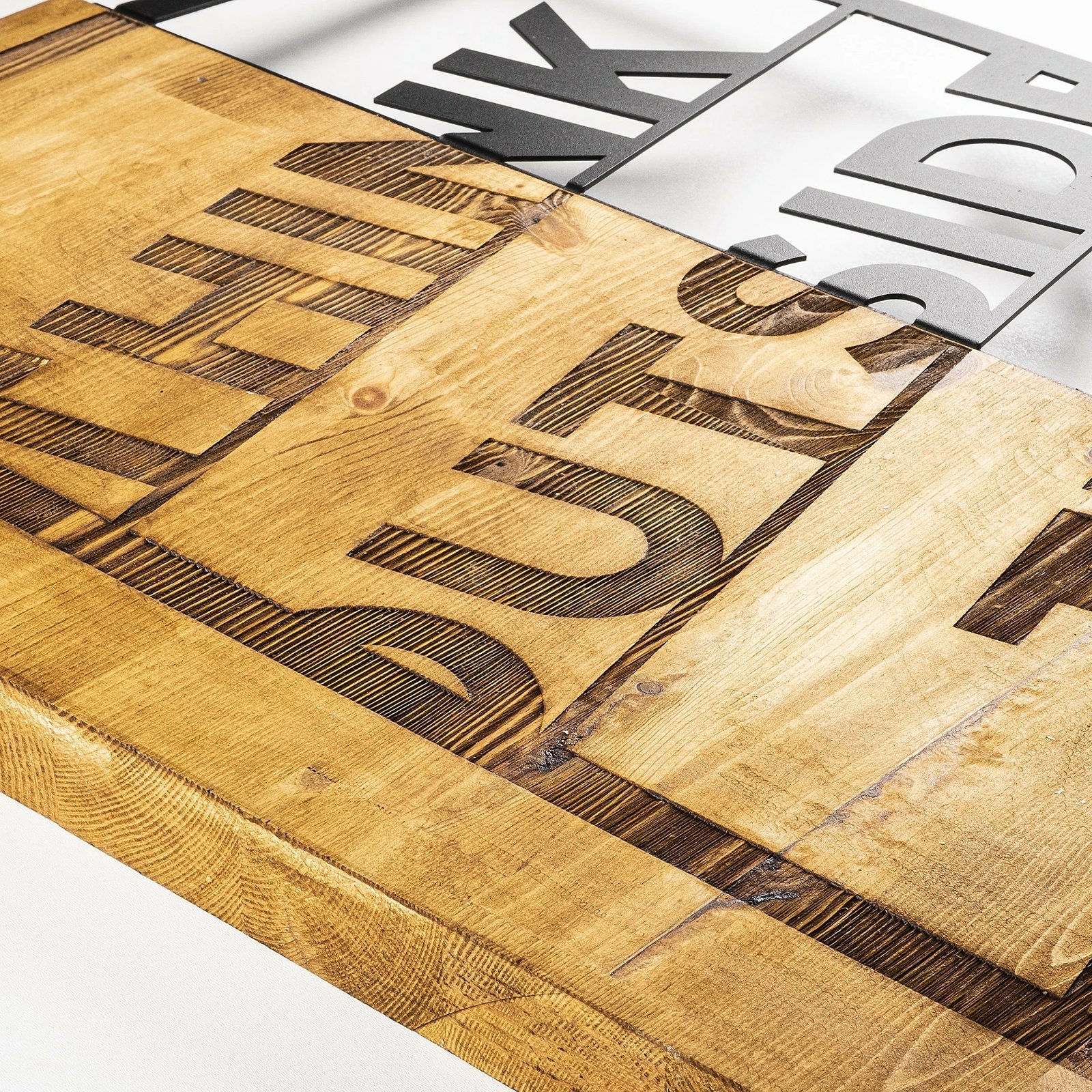 Aksesor dekorativ për mur, dru arre dhe metal, Think Outside The Box, 42x58cm