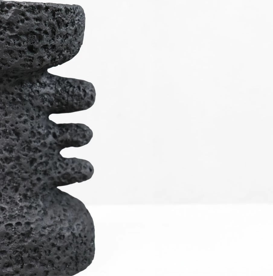 Mbajtës qirinjsh dekorativ KYCLADIC II, rrëshirë, ngjyrë e zezë, 12x10x20cm