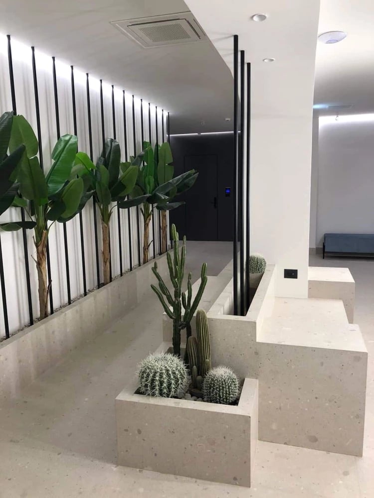 Bimë artificiale ferokaktus në vazo, material tekstili dhe plastike, jeshile-bardhë, 25x25x33 cm