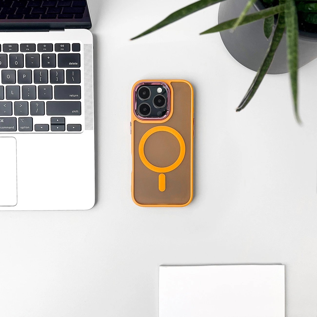 Mbështjellës Hurtel Magnetic Collection MagSafe për iPhone 16 Pro, portokalli