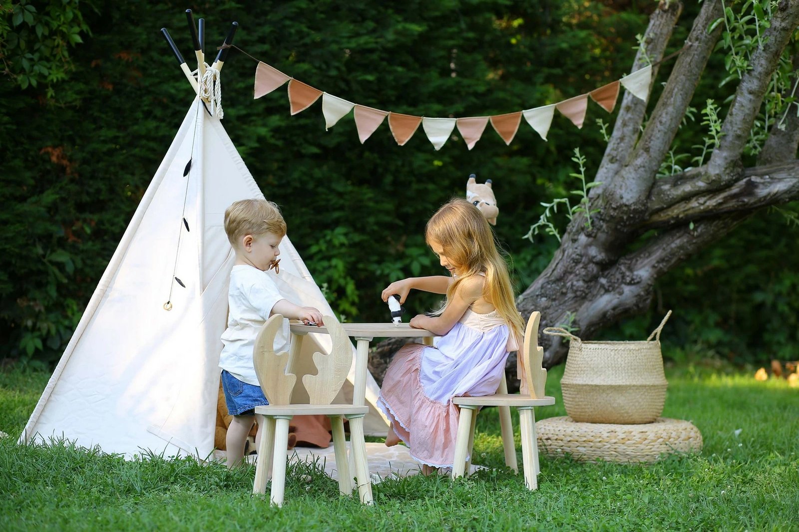 Set tavoline për fëmijë, dy karrige me dizajn dreri, ngjyrë kafe, Hanah Home