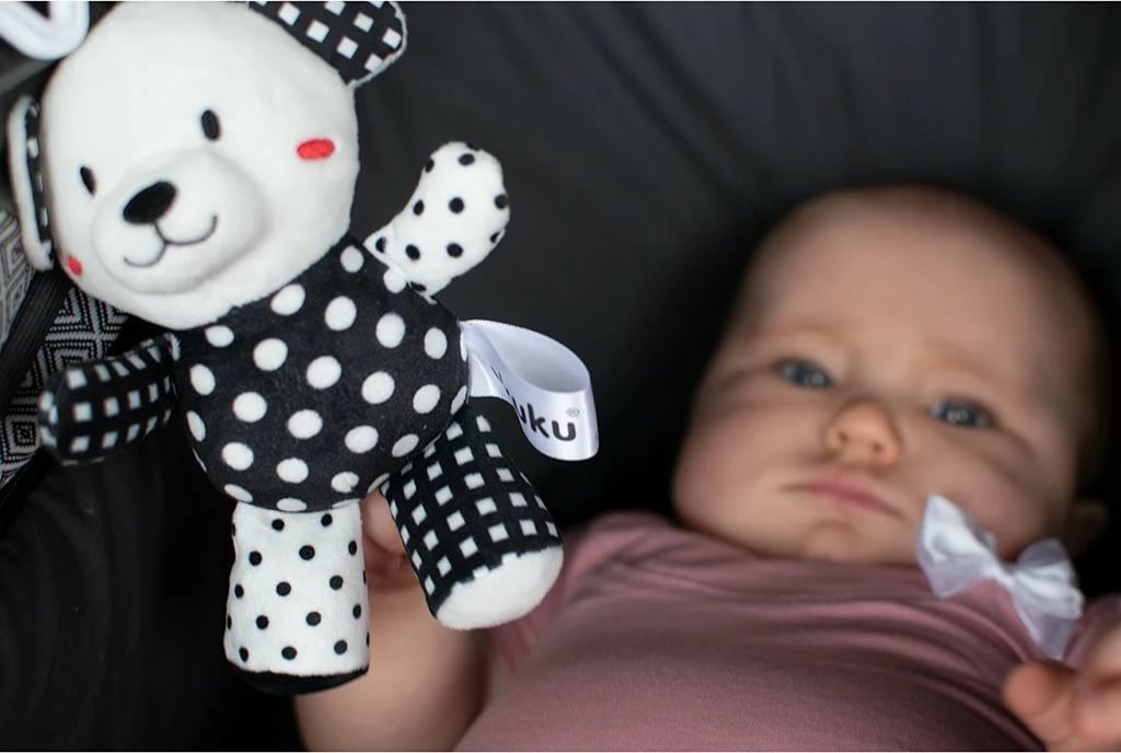 Lodër pelushi me zile, Akuku, ari i vogël, 13 cm, bardh e zi