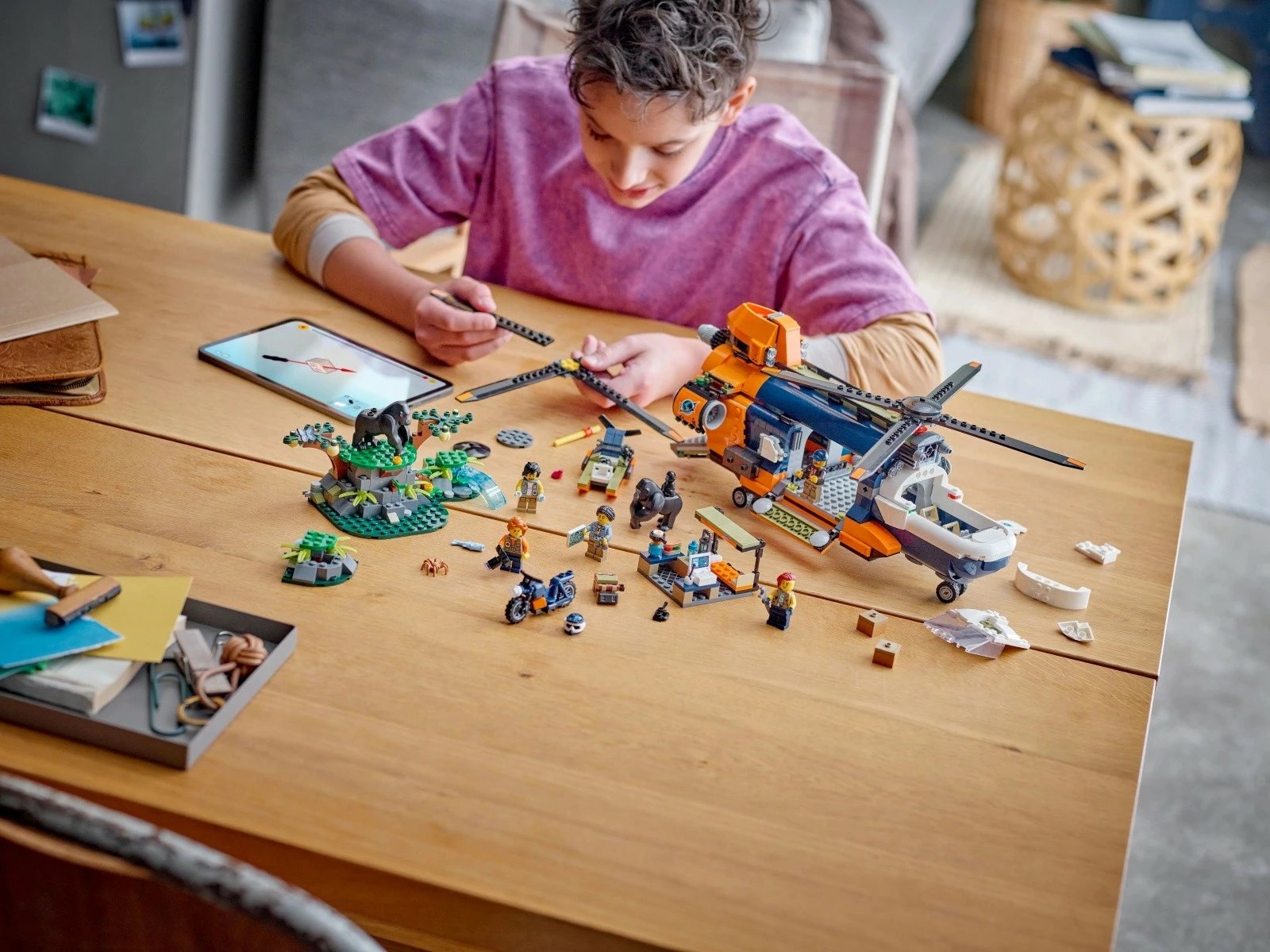 Set LEGO City Jungle Researcher Helicopter Base 60437, 881 pjesë, për fëmijë 8+, me helikopter, motor, hovercraft, 5 minifigura dhe 3 gorilla