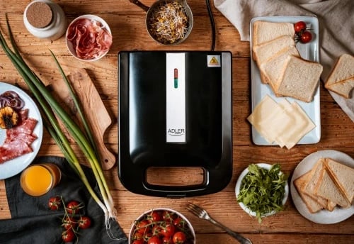 toster sanduiçesh Adler AD 3055, 4 sanduiçe, pllaka jo-ngjitëse 24x22 cm, 1400W, e zezë