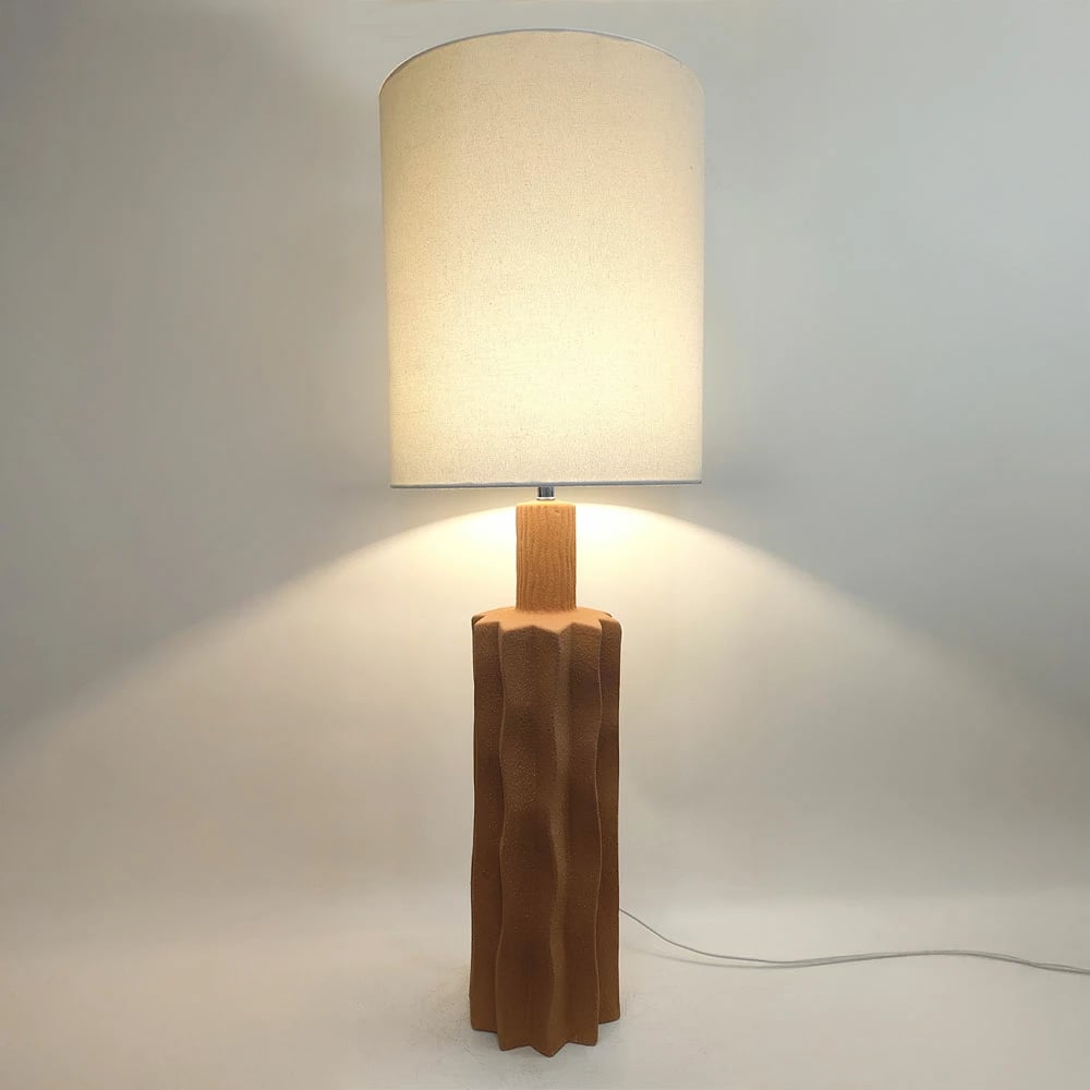 Llambë tavoline EGLI, qeramikë terrakote, abazhur liri i bardhë, 34x34x100cm