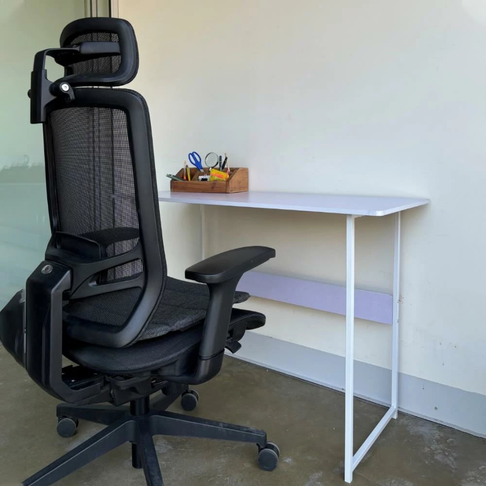 Tavolinë minimale NEXT 35575-01, kornizë e bardhë, sipërfaqe lejla