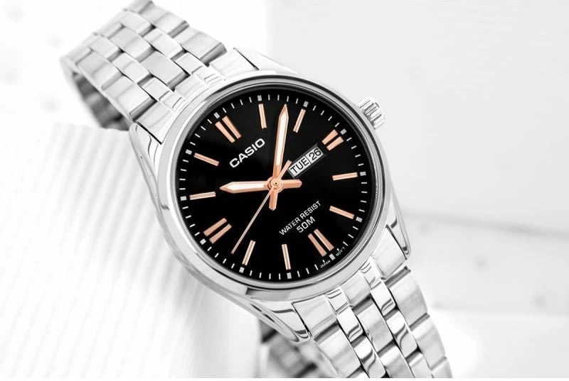 Orë dore për femra CASIO, argjendi