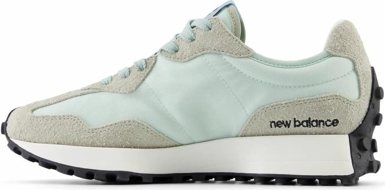 Atlete femra New Balance, të bardha dhe të gjelbra