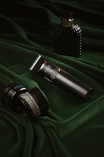 Makinë qethëse Adler AD 2832, teh qeramik/çelik, pa/kabllo, LCD, 1.5 orë punë, turbo, 4 krehra 3–12 mm, e zezë