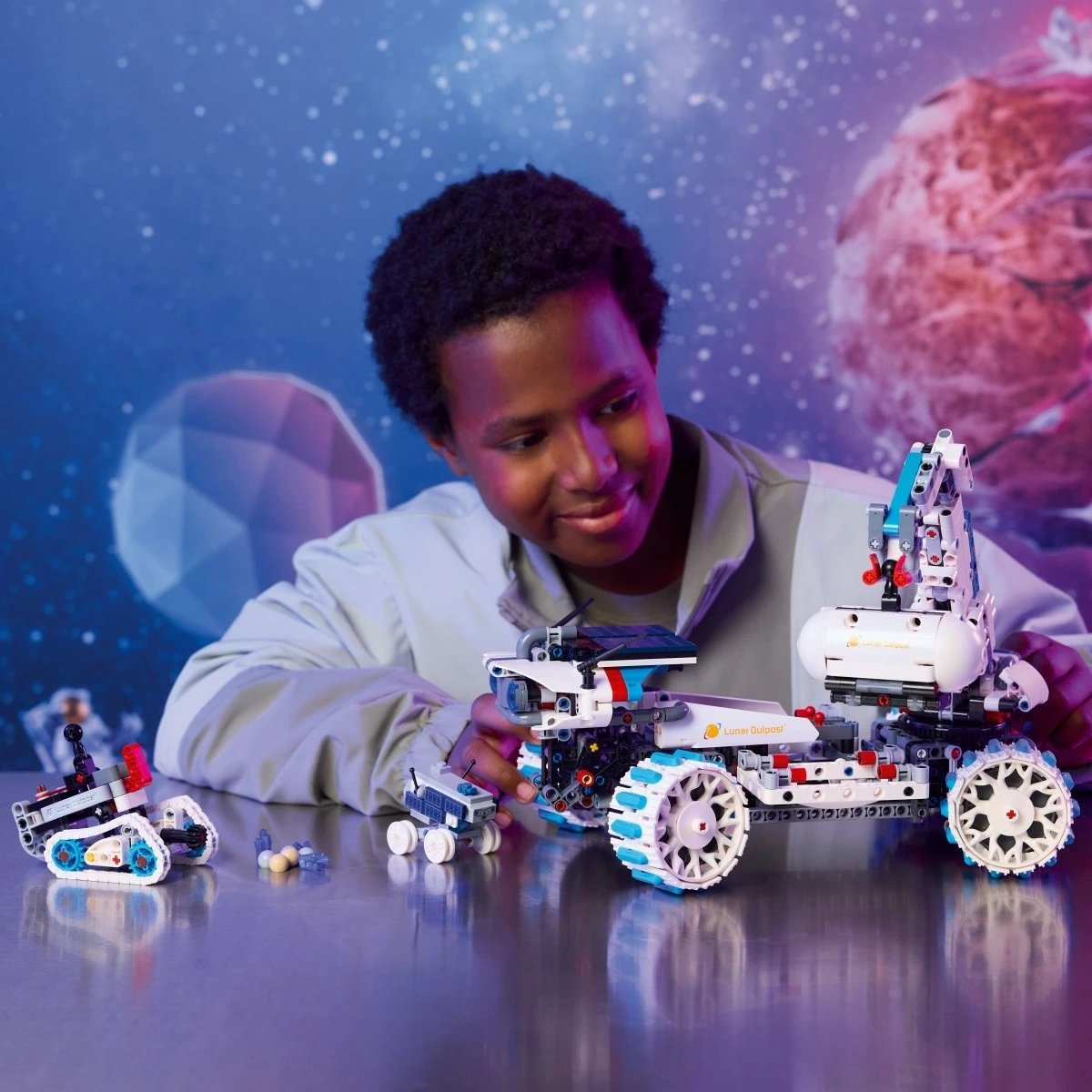 Set ndërtimi LEGO Technic 42211 Lunar Outpost Moon Rover, 1082 pjesë