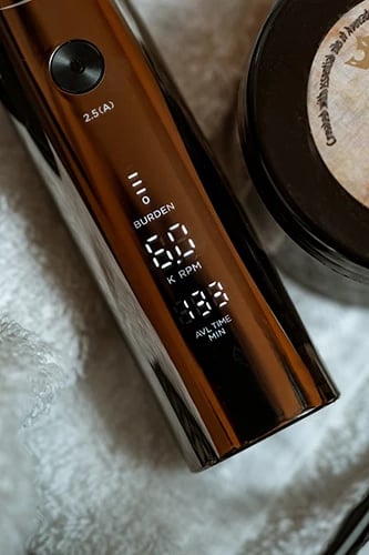 Makinë qethëse, Adler AD 2834, LCD, 2000 mAh, 5 shpejtësi, IPX6, me dhe pa kabllo, 4 krehrat 3-12 mm, argjendtë