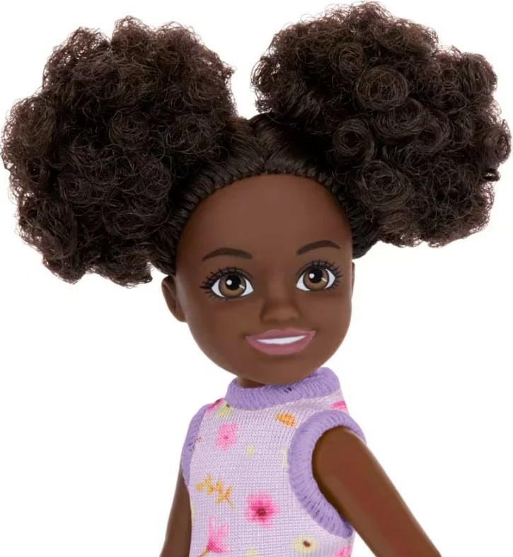 Kukull Barbie Chelsea Mattel DWJ33/HXM96, 15 cm, fustan i purpurt, flokë kaçurrela të zeza