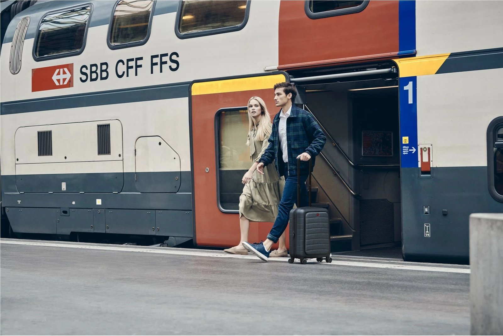 Kasë udhëtimi Wenger Syntry Carry-On me ndarje për laptop, e zezë/gri