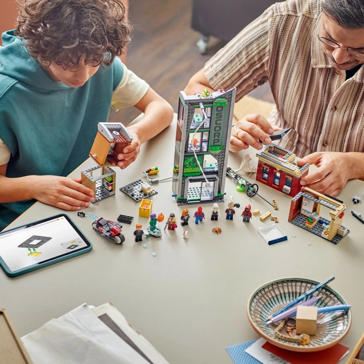 Set LEGO Marvel Spider-Man dhe Oscorp 76324, 808 pjesë, për fëmijë 10+, me 8 minifigura