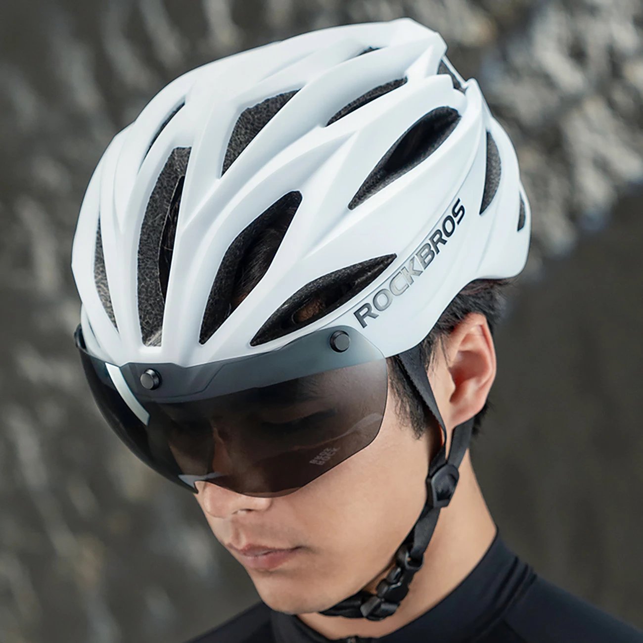 Helmetë biçiklete Rockbros 10110045001 me vizor dhe syze UV të ndashme, e zezë