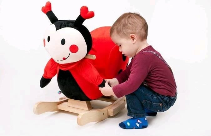 Lodër lëkundëse me melodi, PLAYTO, Ladybug, sedilje e butë me doreza druri, për 18m+, e kuqe