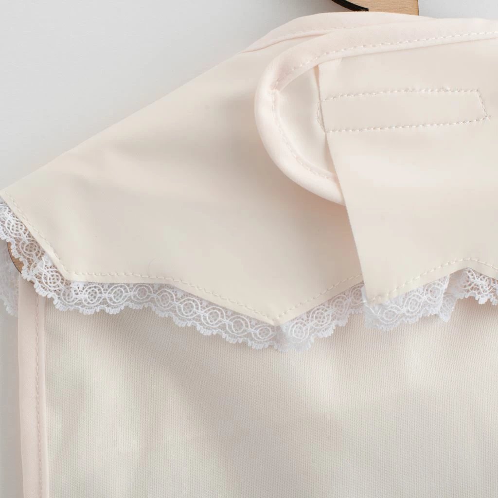 përparëse ushqimi bebe, New Baby, 34x25 cm, 100% poliester, xhep praktik dhe mbyllje me velcro, e larshme, për vajza, bezhë