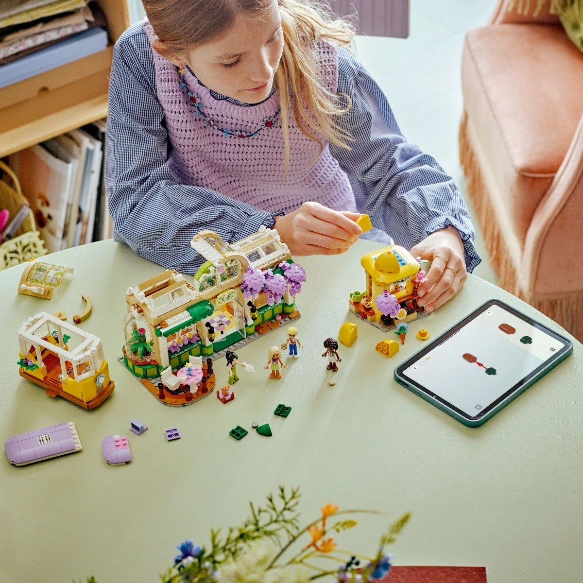Set ndërtimi LEGO Friends 42671 Green Café and Flower Shop, 1138 pjesë