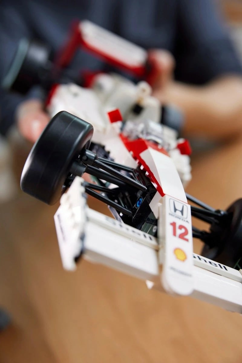 Set ndërtimi LEGO Icons McLaren MP4/4 dhe Ayrton Senna, 693 pjesë, për të rritur, bardhë/kuqe