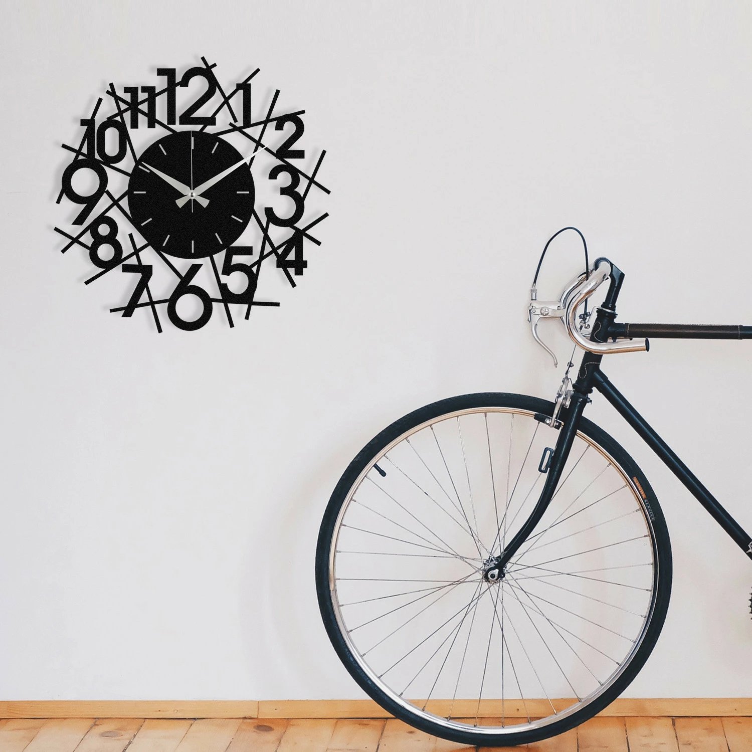 Orë muri dekorative prej metali, Wallity Rasputin, e zezë, 48x48cm