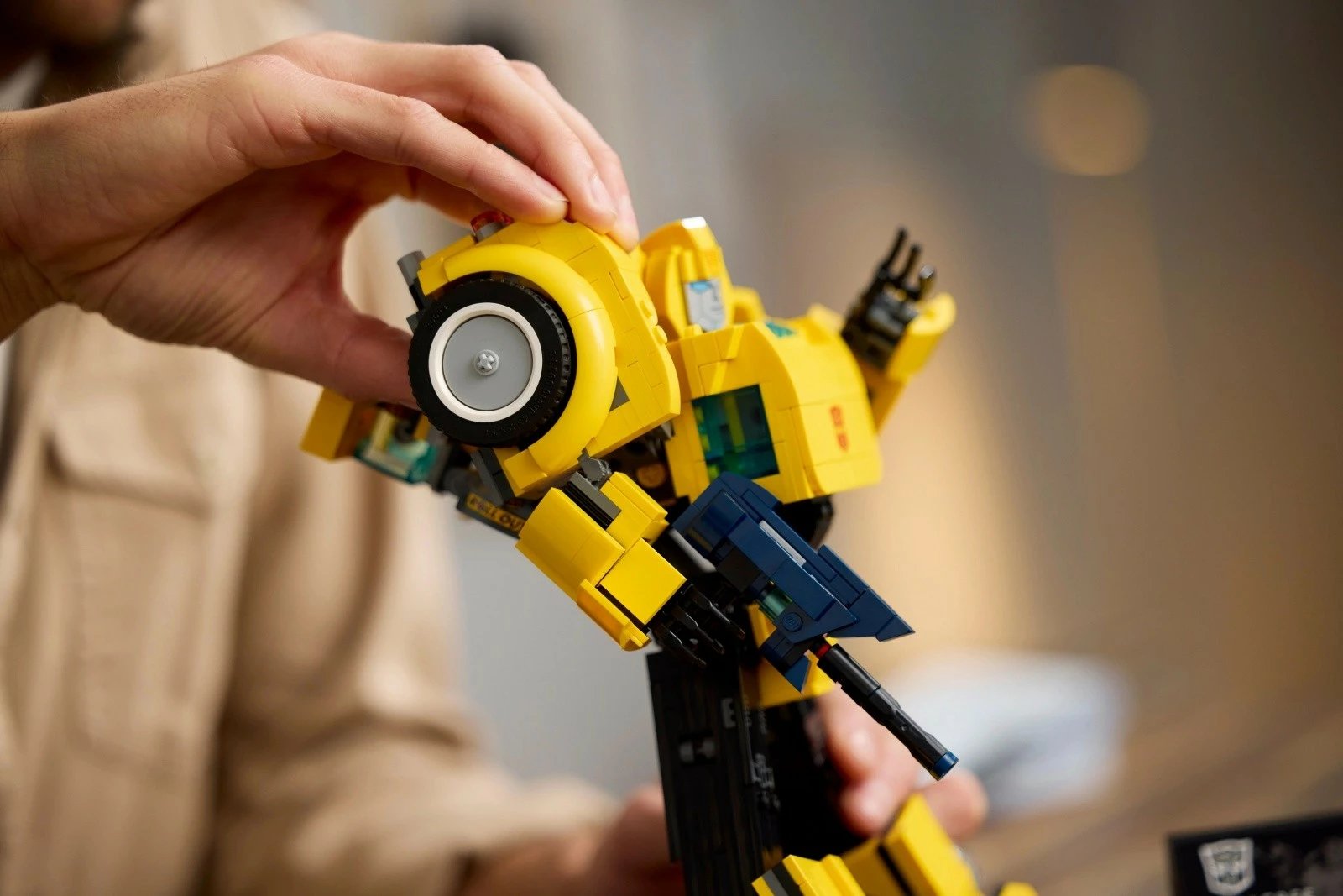 Set ndërtimi LEGO Icons Transformers Bumblebee 10338, 950 pjesë, e verdhë