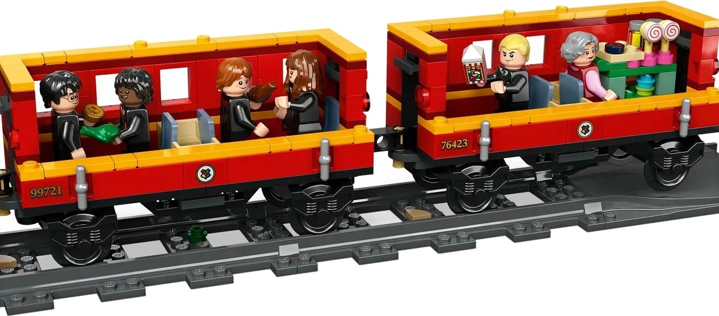 Set LEGO Harry Potter Hogwarts Express dhe Hogsmeade Station 76423, 8 minifigura