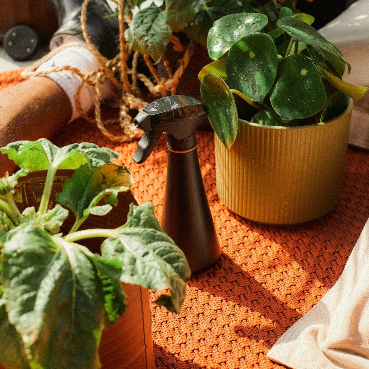 Spërkatës për bimë, Fiskars 1071306, trup rezinë me 30% plastikë të ricikluar, bllokim grykë, i lehtë, e zezë