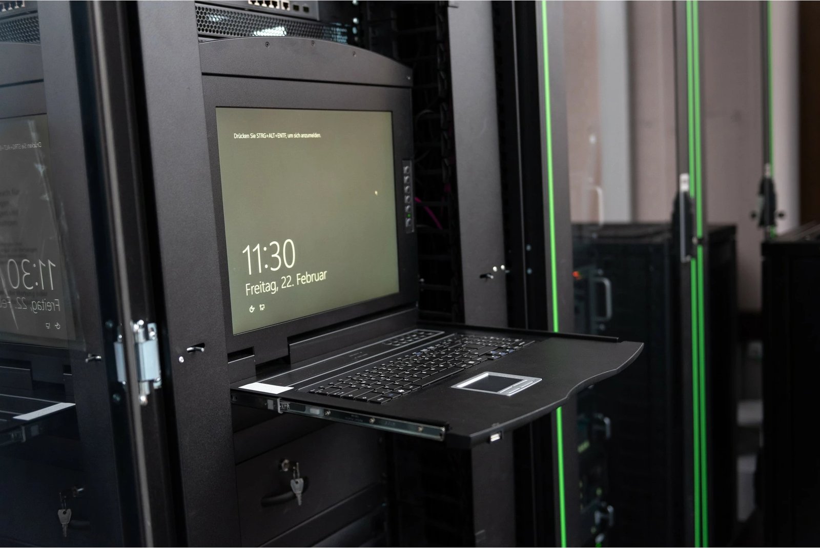 Konsolë rack Digitus 17" TFT, KVM 1-port, tastierë gjermanisht, touchpad, e zezë
