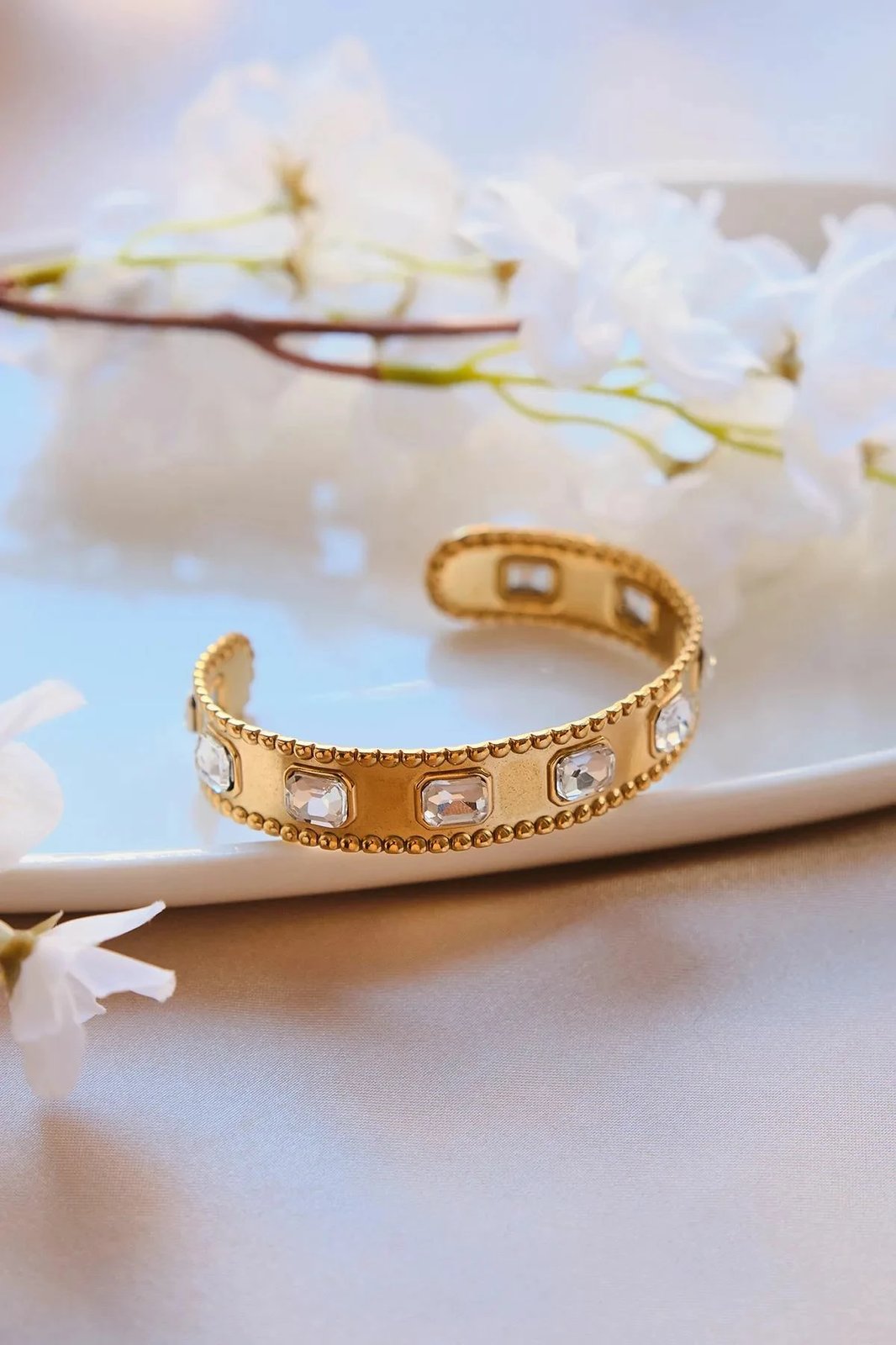 Byzylyk Jumeon, ngjyrë ari, gurë zirkon