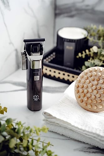 Makinë qethëse, Mesko, MS 2842, ekran LED, karikim USB‑C, IPX6, përdorim deri 200 min, 4 krehra