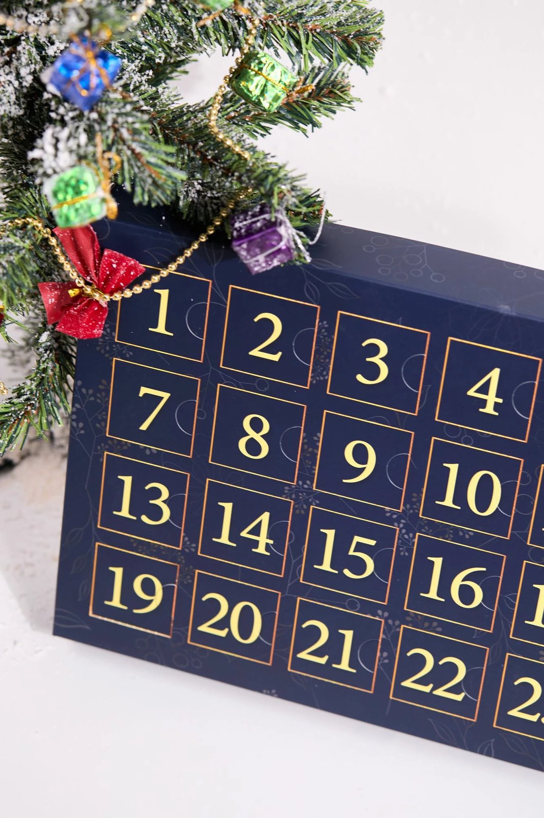 Kalendar advenit Elika Silver, përzierje bizhuterish, ngjyrë argjendi dhe ari, 24 copë Kalendar advenit Elika Silver, përzierje bizhuterish, ngjyrë argjendi dhe ari, 24 copë