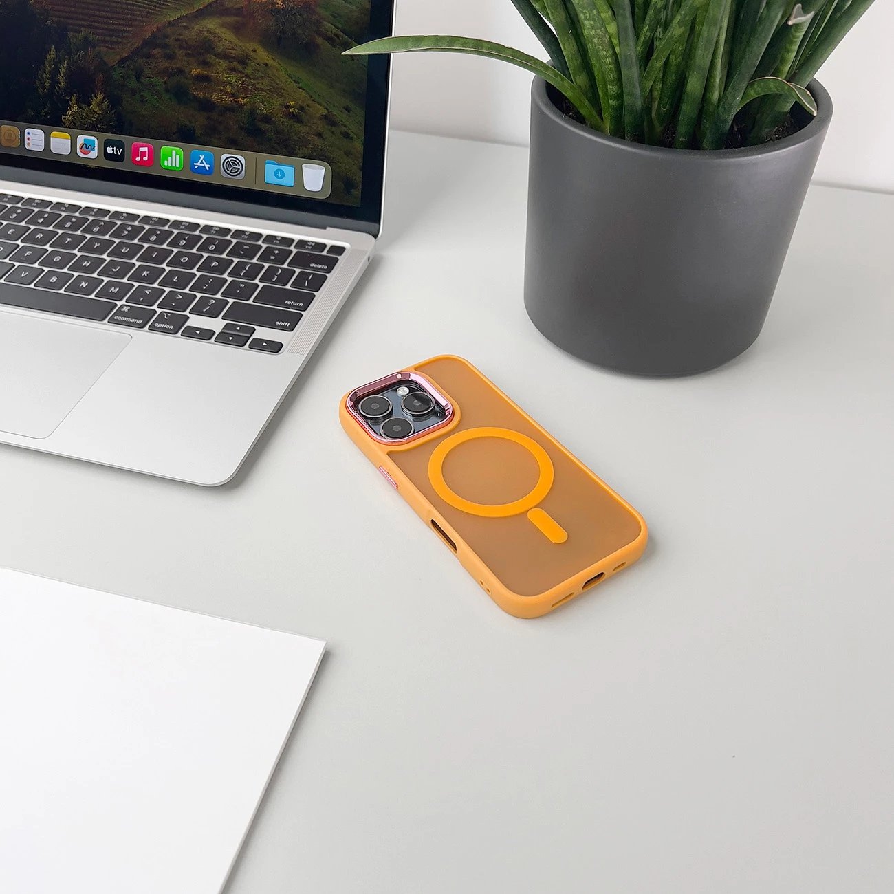 Mbështjellës Hurtel Magnetic Collection MagSafe për iPhone 16 Pro, portokalli