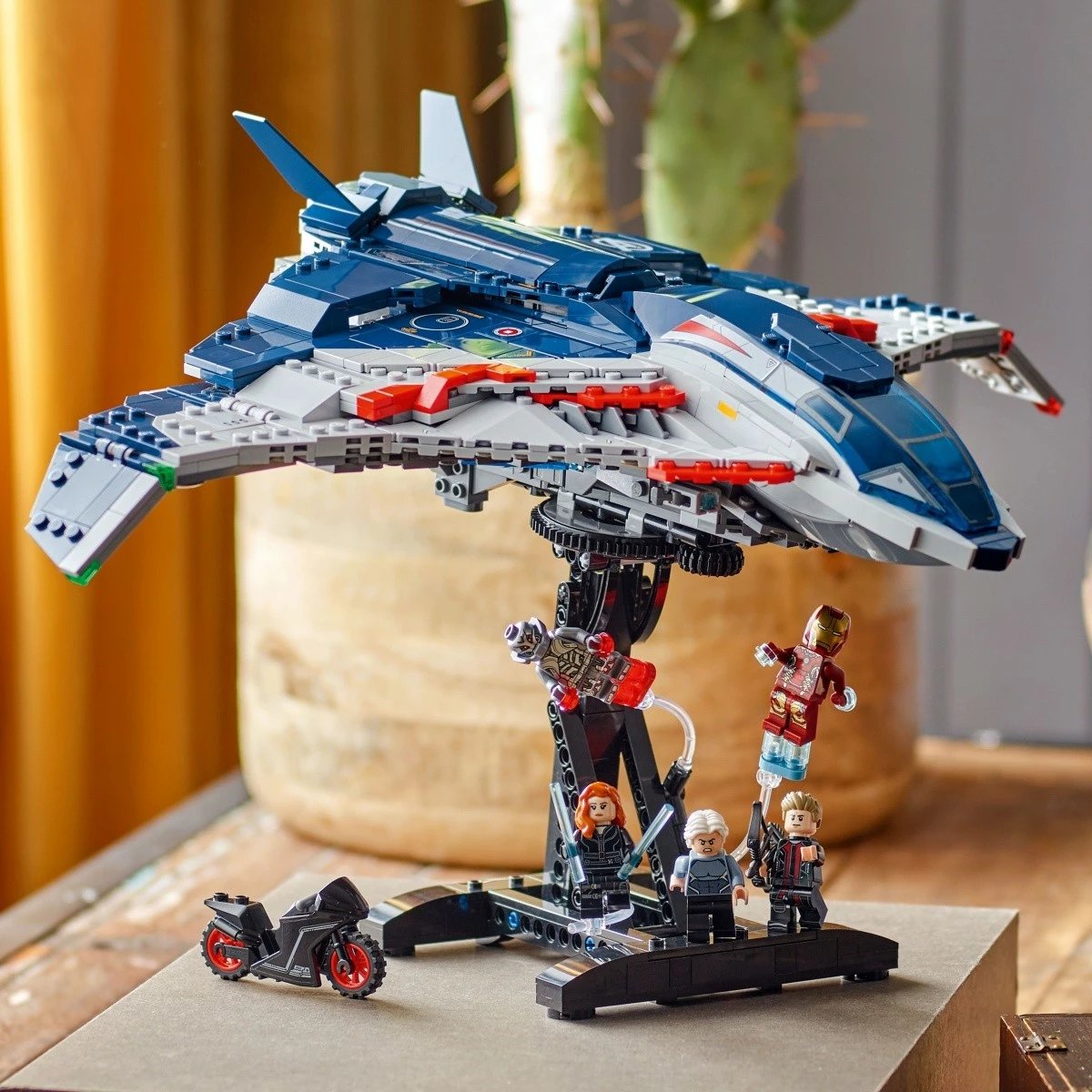 Set LEGO Marvel Super Heroes Quinjet 76325, 1131 pjesë, me 5 minifigura
