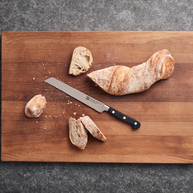 Thikë buke profesionale Zwilling S, 20 cm, me teh të dhëmbëzuar