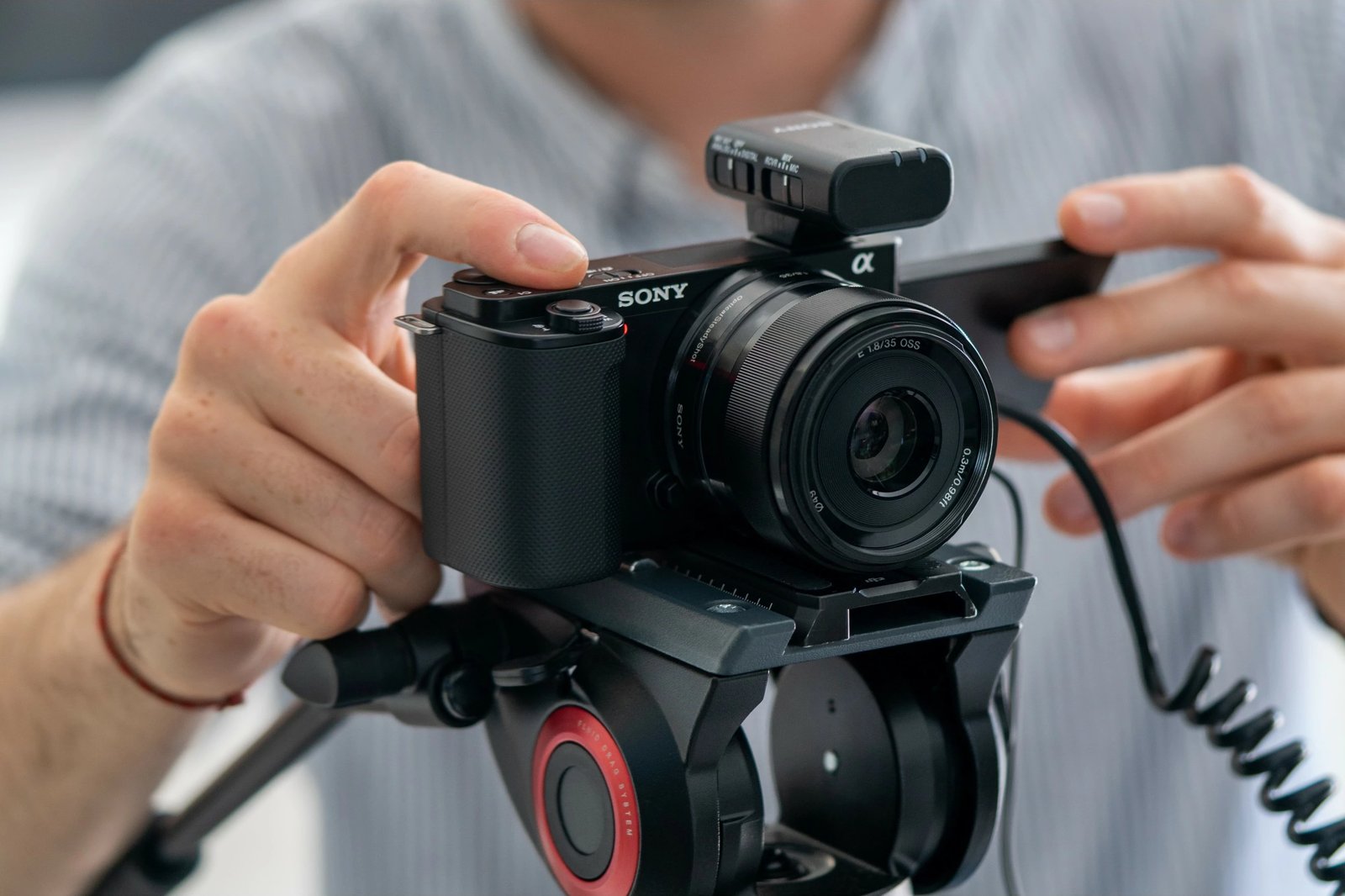 Aparat fotografik Sony α ZV-E10L, 24.2MP, 4K Ultra HD, Ekran me prekje, i zi