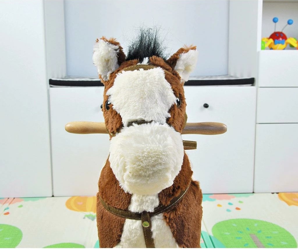 Kalë lëkundës me melodi, Milly Mally Jurášek, i butë plush, kornizë druri e çmontueshme, 3x AA, ngarkesë deri 30 kg, kafe e errët