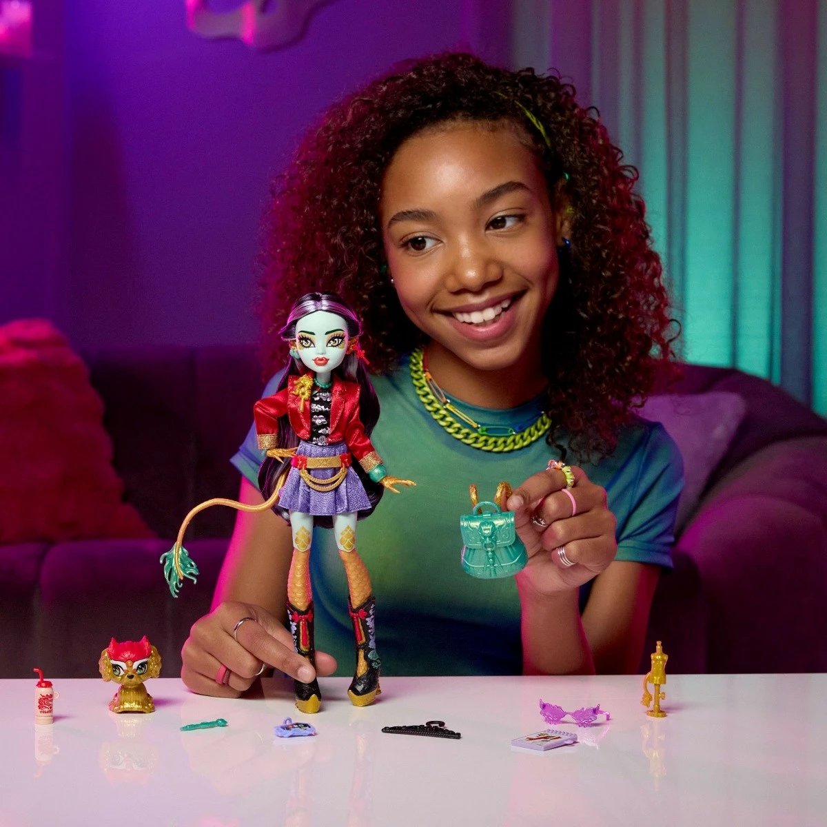 Kukull Monster High Mattel Jinafire Long HYV58 me kafshë shoqëruese dhe aksesorë