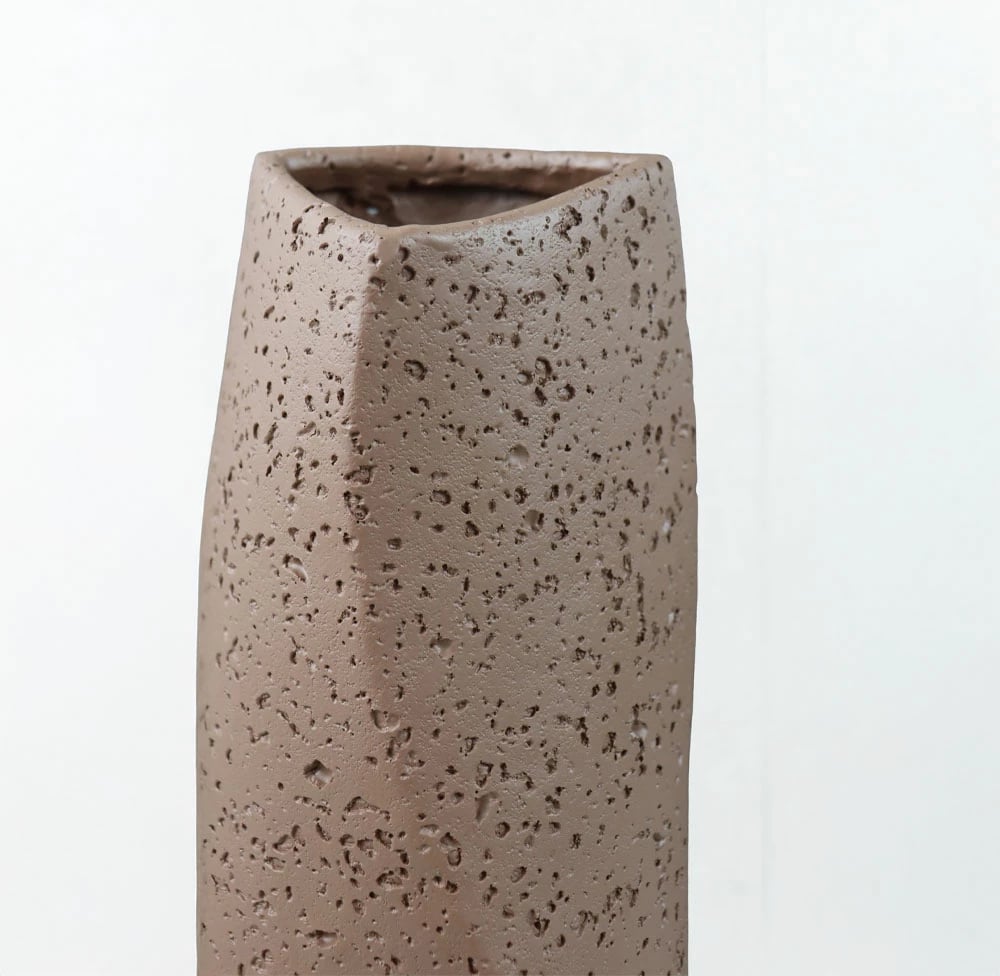 Vazo dekorative VOID I, ngjyrë kafe, 16.5x14.5x39cm, rrëshirë