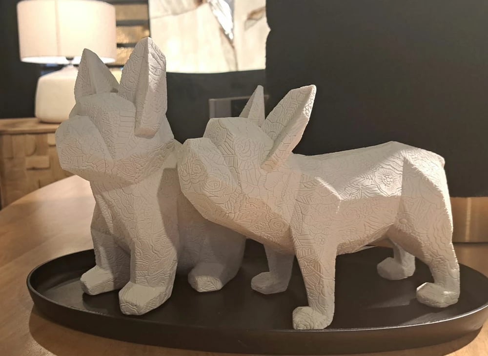 Dekor qen Monty B, polirezine e bardhë, 18x12x22cm