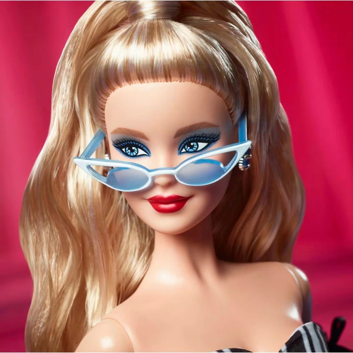 Kukull Barbie Signature Mattel HRM58, 65 vjetori, bionde, me fustan bardh e zi